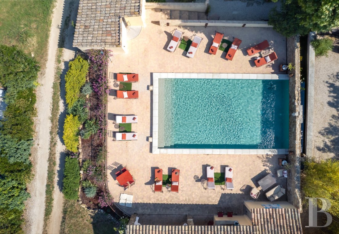 Dans le Vaucluse, aux environs de Beaumes-de-Venise,  une ancienne ferme du 18e siècle bordée de vignes - photo  n°18
